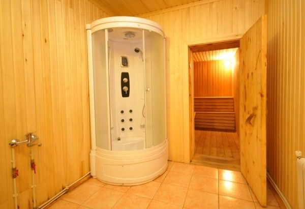 Установка стандартной душевой кабины в бане возможна при наличии водопровода с холодной и горячей водой.