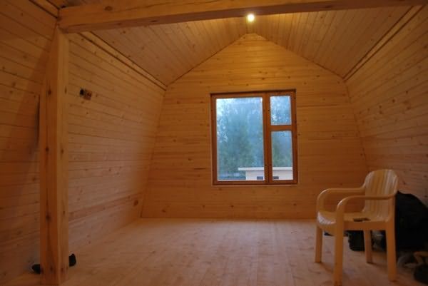 Отличная комната отдыха и прекрасный микроклимат в мансарде бани из дерева