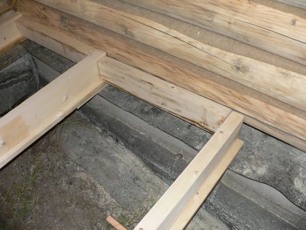 На фото – лаги для деревянного основания в бане