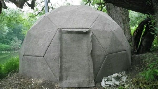 Обитая войлоком баня из самана в виде футбольного мяча доказывает, что форма построек из глины с соломой может быть любой.