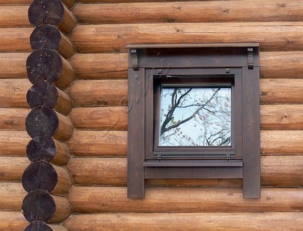 Окно в деревянной бане