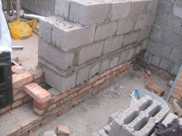 Массивные блоки в кладке стены