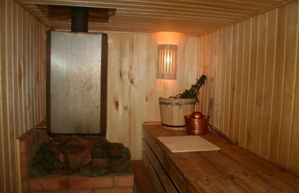 фото: внутреннее обустройство бани в подвале
