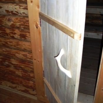 Сделанная банная дверь своими руками из дерева, ведущая в парильню