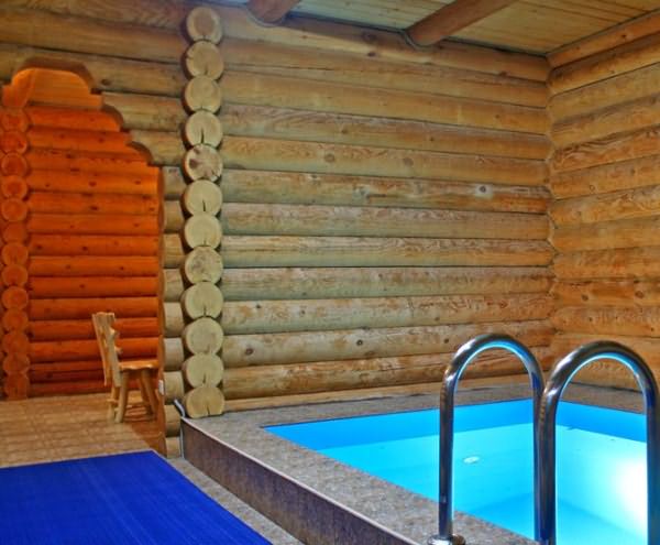 Фото стационарного бассейна для деревянной бани.