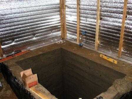 Это готовая бетонная чаша под купель, сделанная в углу моечной