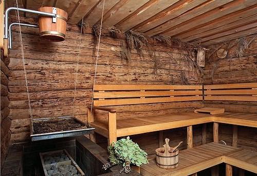 Издревле очаг здоровья и чистоты - баня была оборудована добротными и надежными скамьями из крепкой древесины. 