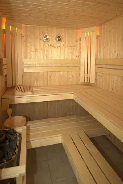 Компактная помывочная зона в деревянной бане