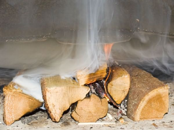 Неприятный запах гари, дым в помещении, плохое горение дров – все это последствия обратной тяги в дымоходе