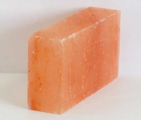 Кирпич из гималайской розовой соли можно использовать как отделочный или даже строительный материал