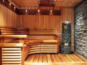 фото: деревянный пол в бани
