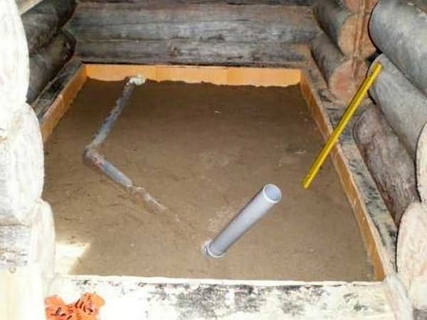 Песчаная подушка, в которой установлен слив и бортик по периметру - чтобы можно было впоследствии приклеить полосу гидроизоляции, а потом - плитку
