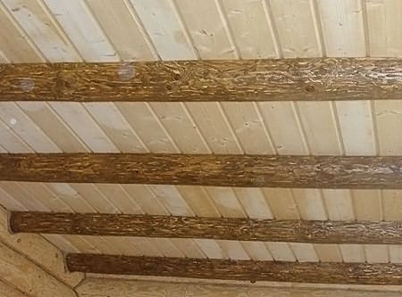 Декоративный настильный потолок по балкам перекрытия