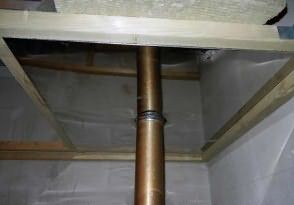 Отступка от незащищенной стальной печной трубы при проходе потолка должна быть не менее 50 см
