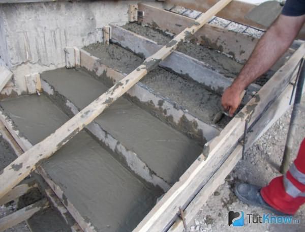 Заполнение опалубки для крыльца бетоном