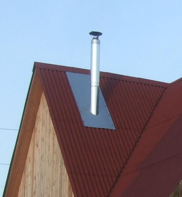 Дымоход, выведенный через двускатную крышу