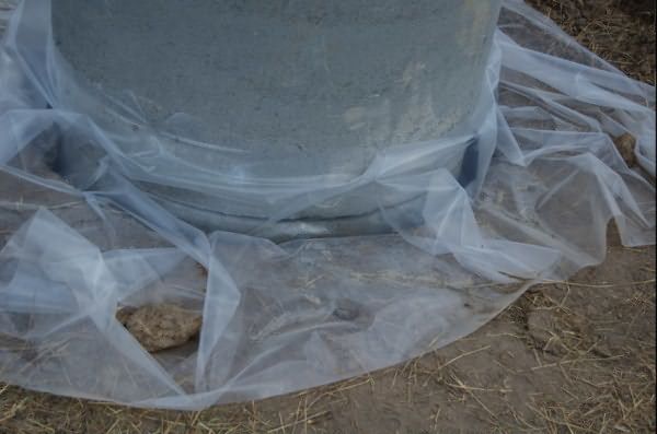Использование пленки для защиты от попадания в колодец дождевых и талых вод