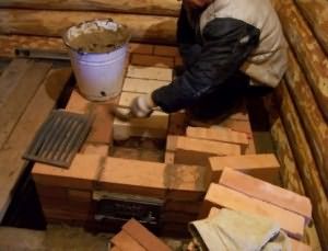 Кирпичную дровяную печь для бани можно сложить и своими руками.