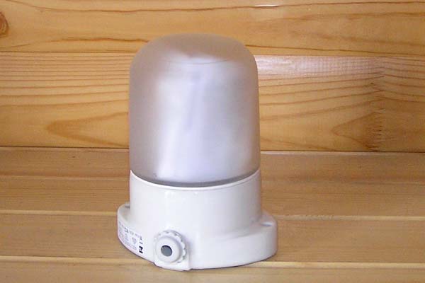 Специальный светильник с защитным колпаком и герметичным вводом