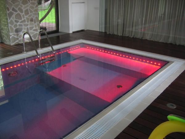 Светодиодное освещение в бассейне в бане