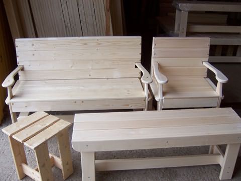 Банная мебель из древесины не только красива, но и функциональна.