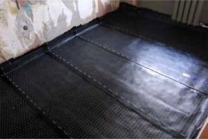 Для гидроизоляции бетонного пола на черновую стяжку можно расстелить рулонные гидроизоляционные материалы