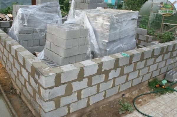 Начало строительства бани из керамзитобетонных блоков
