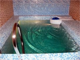 Банный бассейн с гидромассажем и облицовкой мозаикой