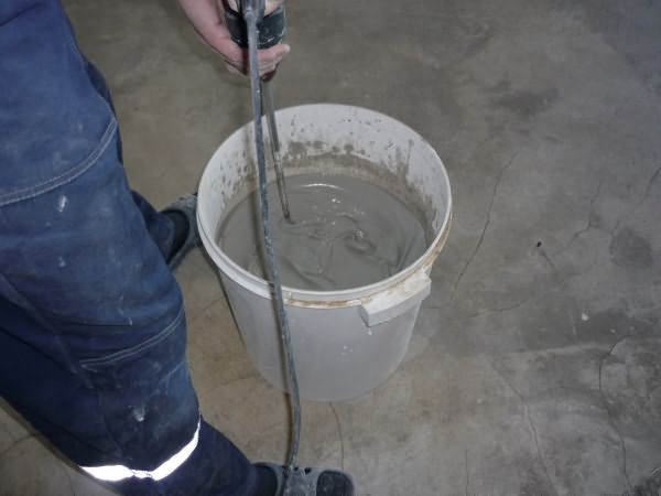 Пример замешивания добавки для бетона