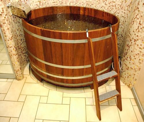 Купель с холодной водой в бане – прекрасная альтернатива проруби.