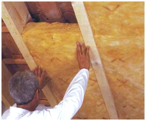 На данном фото показано утепление  потолка базальтовой ватой